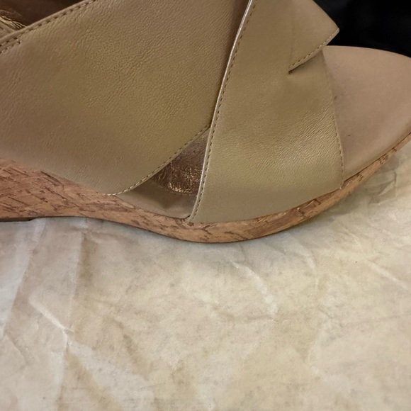 NWOT Beautiful Elegant Glam Summer Fun Women’s Size 11 Gold Wedges by SOFFT - Picture 11 of 15